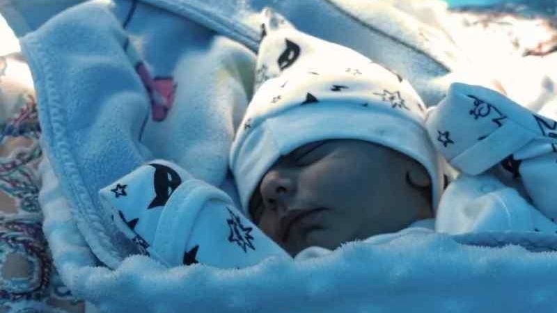 TURCIA | Povestea mamei care a stat 90 de ore sub dărâmături cu fiul ei nou-născut: “Mă bucur că nu îşi va aminti nimic”