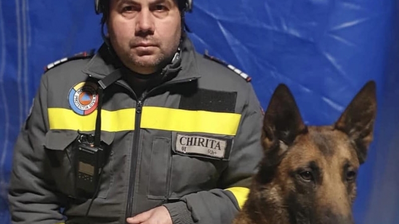 TURCIA | Daniel și Speedy erau obosiți când au intrat în tabăra de corturi a salvatorilor noștri în Turcia | FELICITĂRI tuturor salvatorilor români!