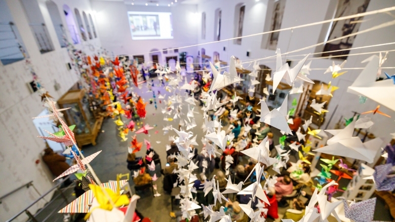 Expoziție inedită la Cluj-Napoca: „1000 de cocori pentru pace” la Muzeul Etnografic al Transilvaniei