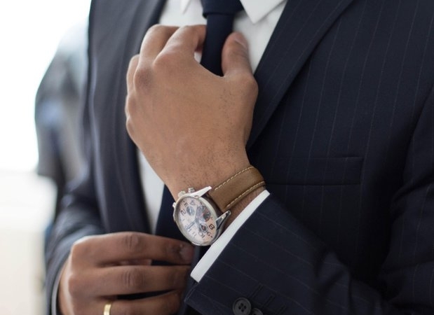 „Călcatul pe cadavre”, una dintre metodele preferate de marii oameni de afaceri. Cine este omul care, pentru a-şi face o afacere, a furat dintre clienţii şi angajaţii companiei unde lucrase timp de mai mulţi ani şi fusese foarte apreciat