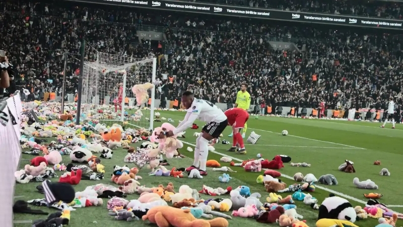 Suporterii echipei Besiktas Istanbul au răspuns apelului de a aduce la stadion jucării pentru copiii din Turcia și Siria afectați de cutremur