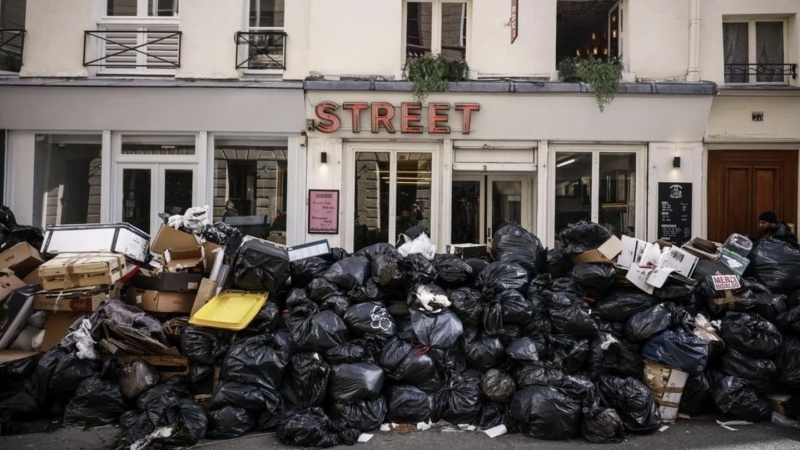Fotografia zilei este din Paris, după 17 zile de grevă a angajaților din salubritate