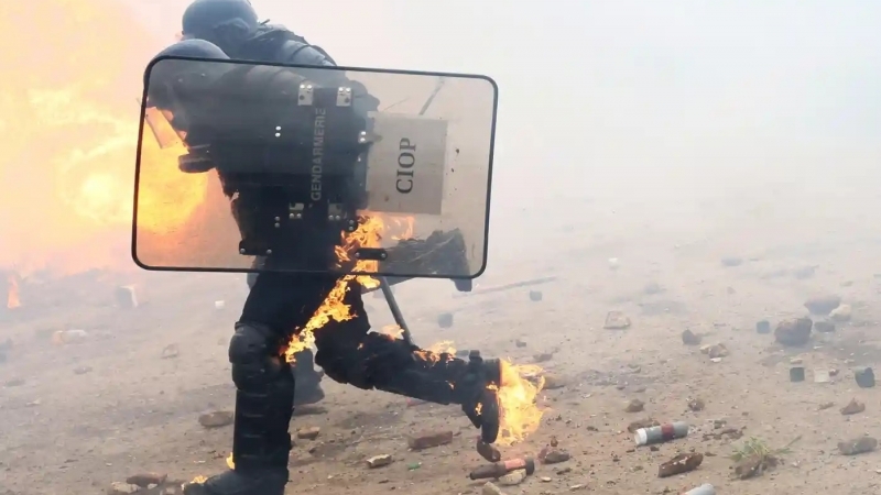 Fotografia dimineții - Doi jandermi francezi se retrag la protestele împotriva construirii unui rezervor de apă în Sainte-Soline. Yves Herman/Reuters: