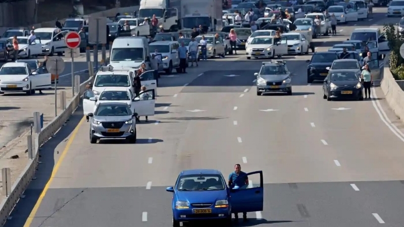 Șoferii s-au oprit în Tel Aviv, Israel, în timp ce sirenele au sunat timp de două minute pentru a marca Ziua de Comemorare a Holocaustului