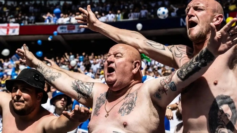 Fotografia dimineții - Suporterii echipei Sheffield Wednesday se bucură după ce echipa lor a promovat în liga secundă din Anglia