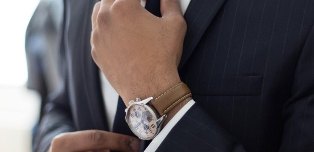 „Călcatul pe cadavre”, una dintre metodele preferate de marii oameni de afaceri. Cine este omul care, pentru a-şi face o afacere, a furat dintre clienţii şi angajaţii companiei unde lucrase timp de mai mulţi ani şi fusese foarte apreciat