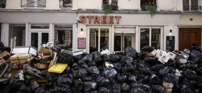 Fotografia zilei este din Paris, după 17 zile de grevă a angajaților din salubritate