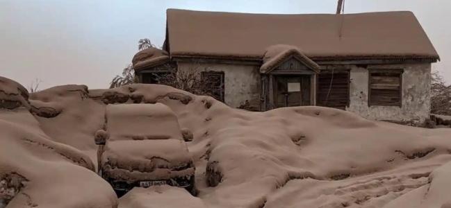 O casă și o mașină acoperite de cenușă după erupția vulcanului Shiveluch din Kamchatka, Rusia