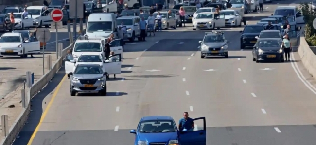 Șoferii s-au oprit în Tel Aviv, Israel, în timp ce sirenele au sunat timp de două minute pentru a marca Ziua de Comemorare a Holocaustului