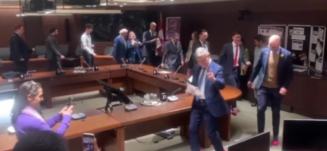 Într-o înregistrare video postată de ministrul canadian al transporturilor, Omar Alghabra, mai mulţi politicieni canadieni defilează în jurul unei mese în pantofi roz cu toc