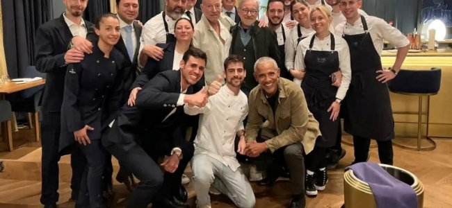 Fotografia dimineții - Barack Obama, Steven Spielberg și Bruce Springsteen într-o fotografie cu angajații unui restaurant din Barcelona unde cei trei au luat cina joi seara. Pol Perello Franch/Reuters