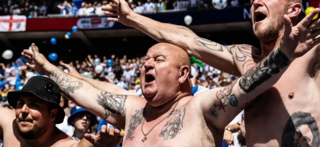 Fotografia dimineții - Suporterii echipei Sheffield Wednesday se bucură după ce echipa lor a promovat în liga secundă din Anglia